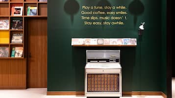 Eine musikalische Dekoration mit Jukebox und Schallplatten.