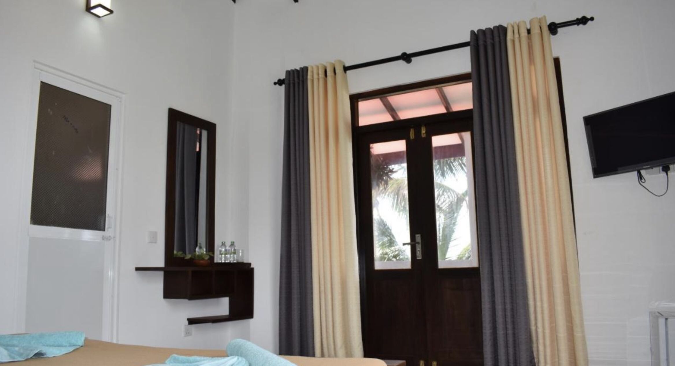 Deluxe Double Room, Balcony, Sea View | Minibar, individually decorated, individually furnished, desk