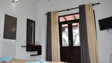 Deluxe tweepersoonskamer, balkon, uitzicht op zee | Een minibar, individueel gedecoreerd, individueel gemeubileerd
