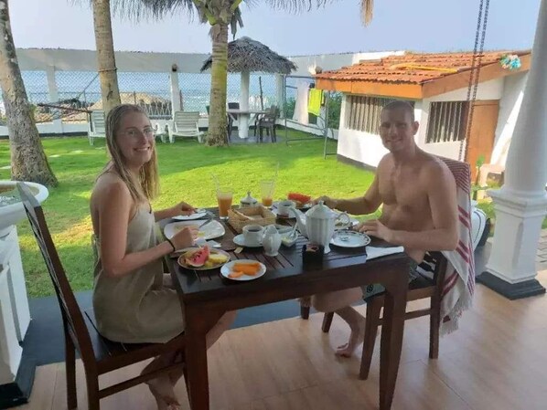 Free daily continental breakfast - Ashen's Beach House (Boossa)