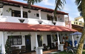 Front of property - Ashen's Beach House (Boossa)