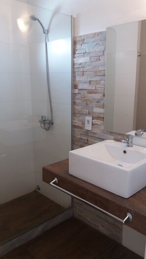 Apartamento superior, varias camas | Baño | Ducha y toallas