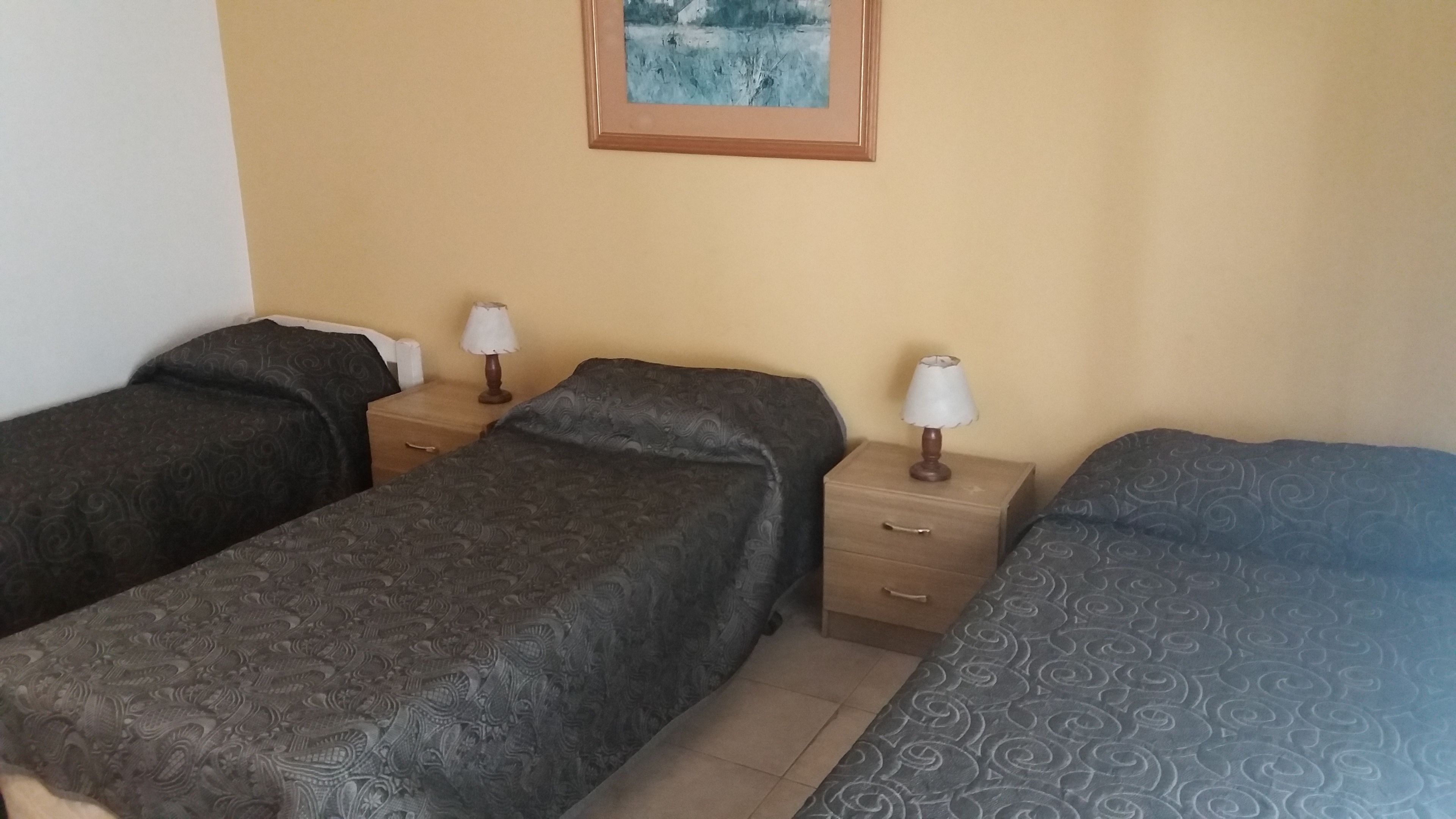 Habitación triple estándar, varias camas | Wifi gratis y ropa de cama