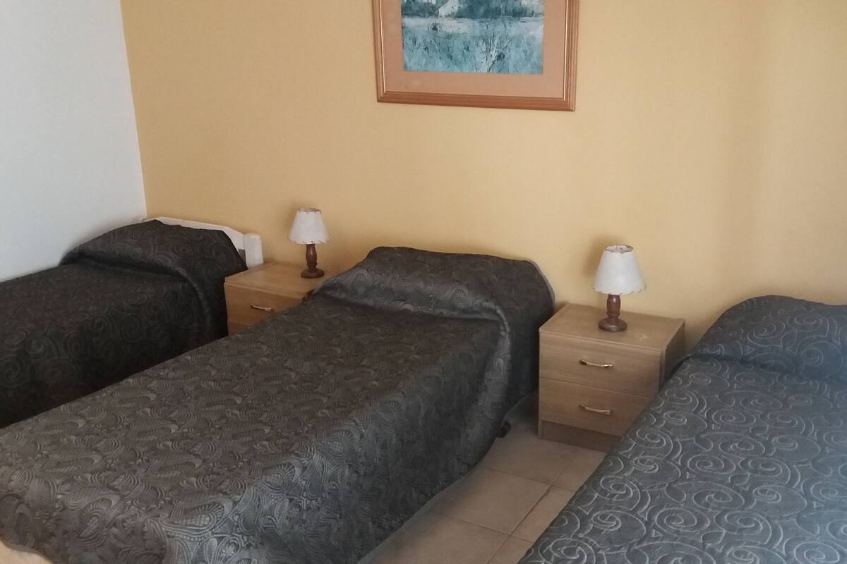 Habitación triple estándar, varias camas | Wifi gratis y ropa de cama