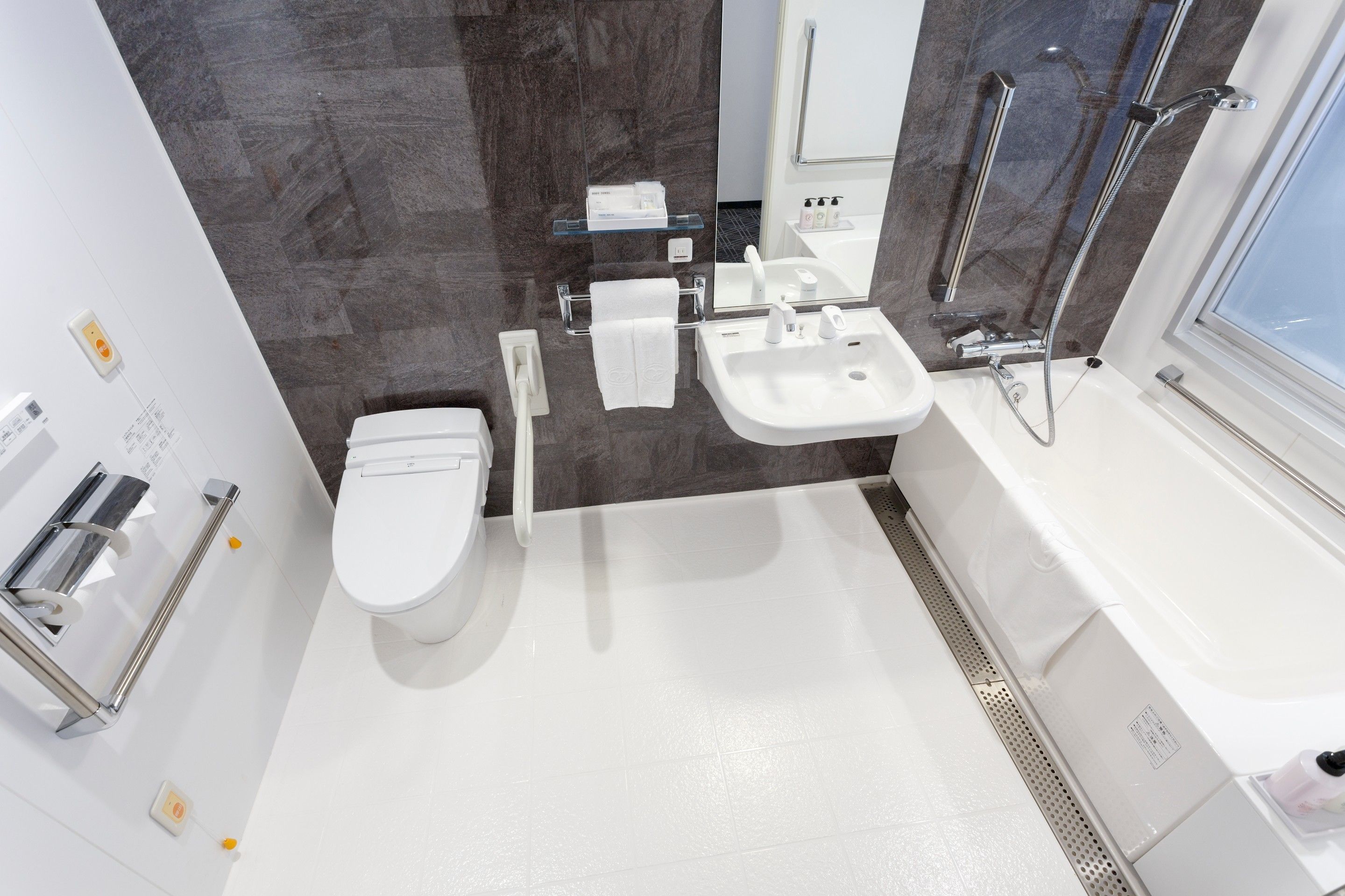 twin room, accessible, non smoking | bathroom | combined shower/bathtub, deep-soaking bathtub, free toiletries