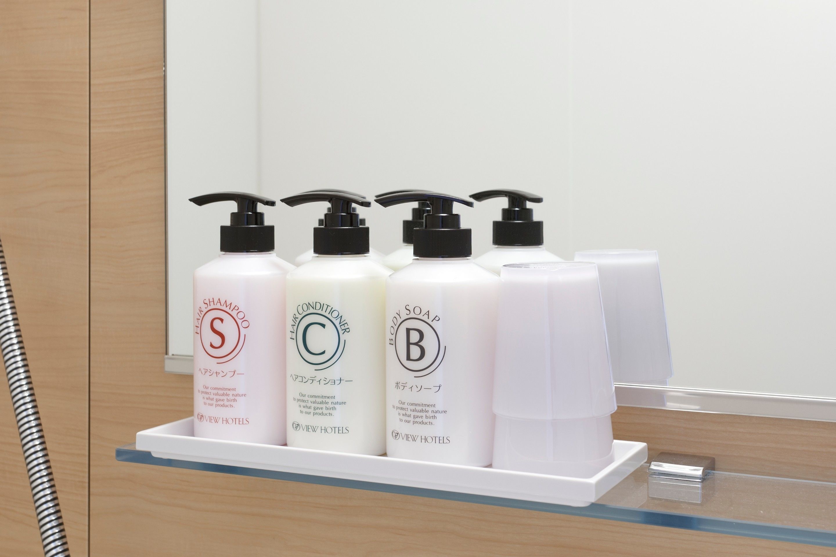 combined shower/bathtub, deep-soaking bathtub, free toiletries