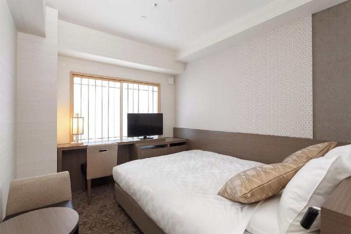 In-room safe, desk, blackout drapes, soundproofing