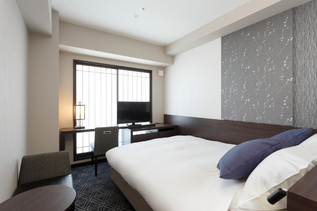 In-room safe, desk, blackout drapes, soundproofing