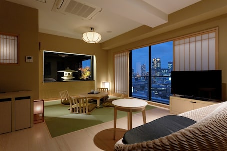 (Top floor) Premium Modern Japanese Room, Non Smoking | In-room safe, desk, blackout drapes, soundproofing. Osaka View Hotel Honmachi