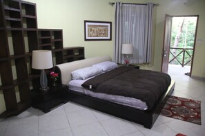 Deluxe-Zimmer, 2 Schlafzimmer, mit Bad, zum Garten hin | Hochwertige Bettwaren, Pillowtop-Betten, Minibar, Schreibtisch