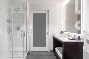 Dusche, kostenlose Toilettenartikel, Haartrockner, Handtücher