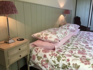 Deluxe Double Room (L'Hermine) | 1 bedroom, Egyptian cotton sheets, premium bedding, memory-foam beds - Château de la Ville Voisin (Augan)