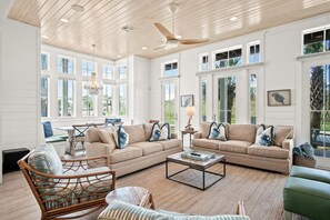 スマートテレビ、暖炉、DVD プレーヤー、書庫