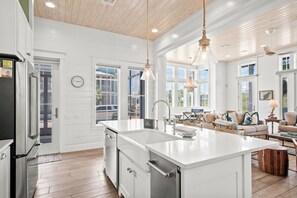 Fridge, microwave, oven, stovetop - Beach Home w/ Screen Porch near Beach Boardwalk, Pool+More Great Amenities (Port Aransas)