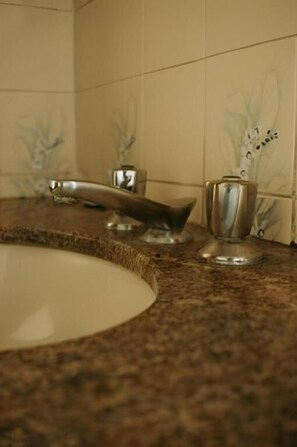 Shower, free toiletries, towels