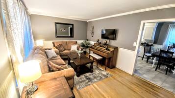 Traditional House, 3 Bedrooms | Living area | 40-inch flat-screen TV with cable channels, TV, streaming services
