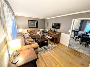 Casa tradicional, 3 habitaciones | Área de sala de estar | Televisión de pantalla plana de 40 pulgadas con canales por cable 