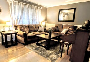 Traditional House, 3 Bedrooms | Living area