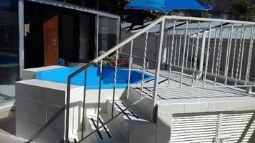 Tina de hidromasaje al aire libre