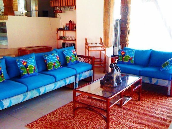 Apartamento familiar, 3 habitaciones | Zona de estar | Una televisión de pantalla plana