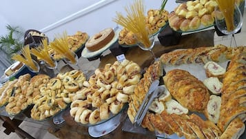 Café da manhã com buffet grátis todos os dias