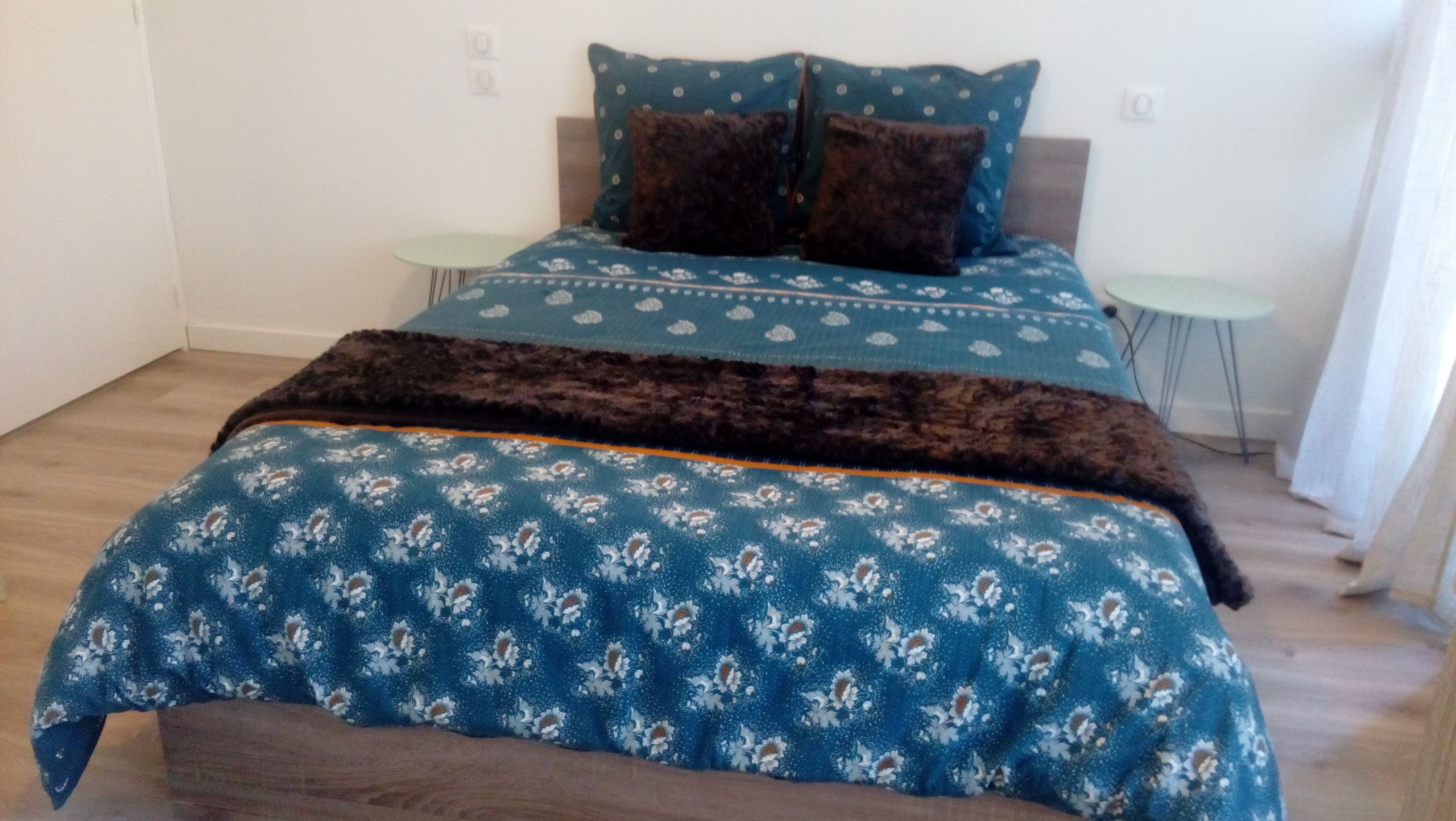 Ein Schlafzimmer mit einem Bett, einem kleinen Tisch und einem Stuhl.