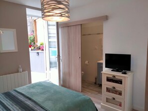 Classic Double Room Single Use, 1 Queen Bed, Private Bathroom | Minibar, individually furnished, desk, iron/ironing board - Les Chambres Hautes d'Anastasia (Rodez)