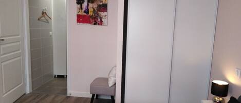 Classic Apartment, 1 Queen Bed, Non Smoking, Private Bathroom | Room amenity