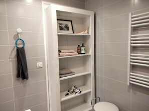 Classic Apartment, 1 Queen Bed, Non Smoking, Private Bathroom | Bathroom | Shower, free toiletries, hair dryer, towels - Les Chambres Hautes d'Anastasia (Rodez)