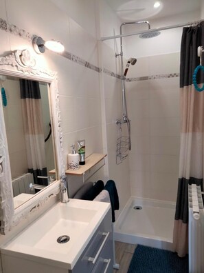 Quarto casal clássico de uso individual, 1 cama Queen, banheiro privativo | Banheiro | Chuveiro, produtos de toalete grátis, secador de cabelo 