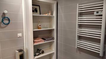 Classic Apartment, 1 Queen Bed, Non Smoking, Private Bathroom | Bathroom | Shower, free toiletries, hair dryer, towels