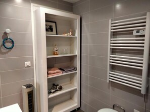 Klassiek appartement, 1 queensize bed, niet-roken, privébadkamer | Badkamer | Een douche, gratis toiletartikelen, een haardroger, handdoeken