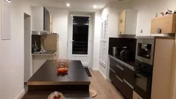 Appartement Classique, 1 grand lit, non-fumeurs, salle de bains privée | Cuisine privée | Réfrigérateur dans l'espace commun, micro-ondes dans l'espace commun