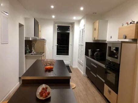 Classic Apartment, 1 Queen Bed, Non Smoking, Private Bathroom | Private kitchen | Shared fridge, microwave, electric kettle, paper towels. Les Chambres Hautes d'Anastasia