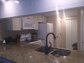 ثلاجة، ميكروويف، فرن، موقد طهي مسطح