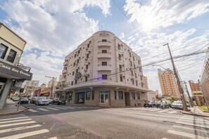 Ett hotell med flera våningar, en böjd fasad, flera balkonger och en tydligt markerad entré.