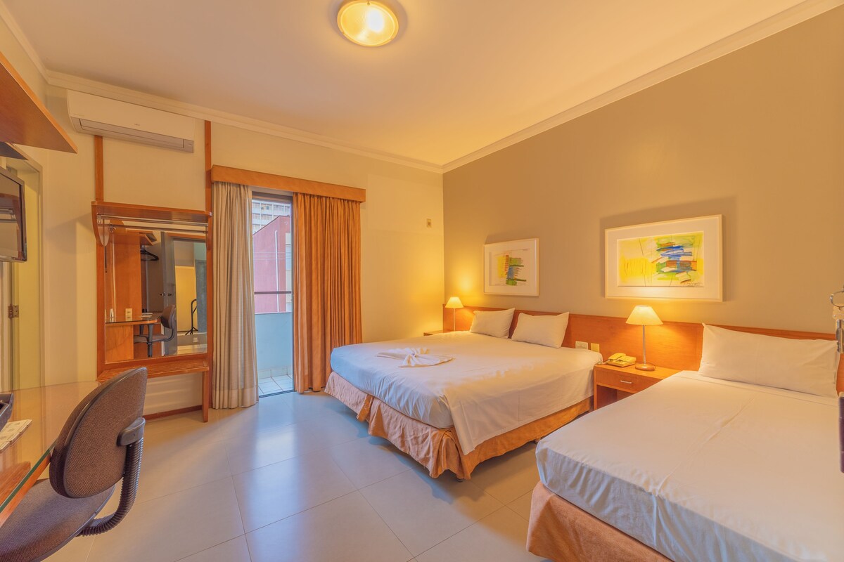Standard Triplo Casal | 迷你吧、書桌、遮光窗簾/窗簾、免費 Wi-Fi