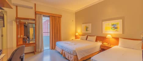 Standard Triplo Casal | Minibar, desk, blackout drapes, WiFi (free)
