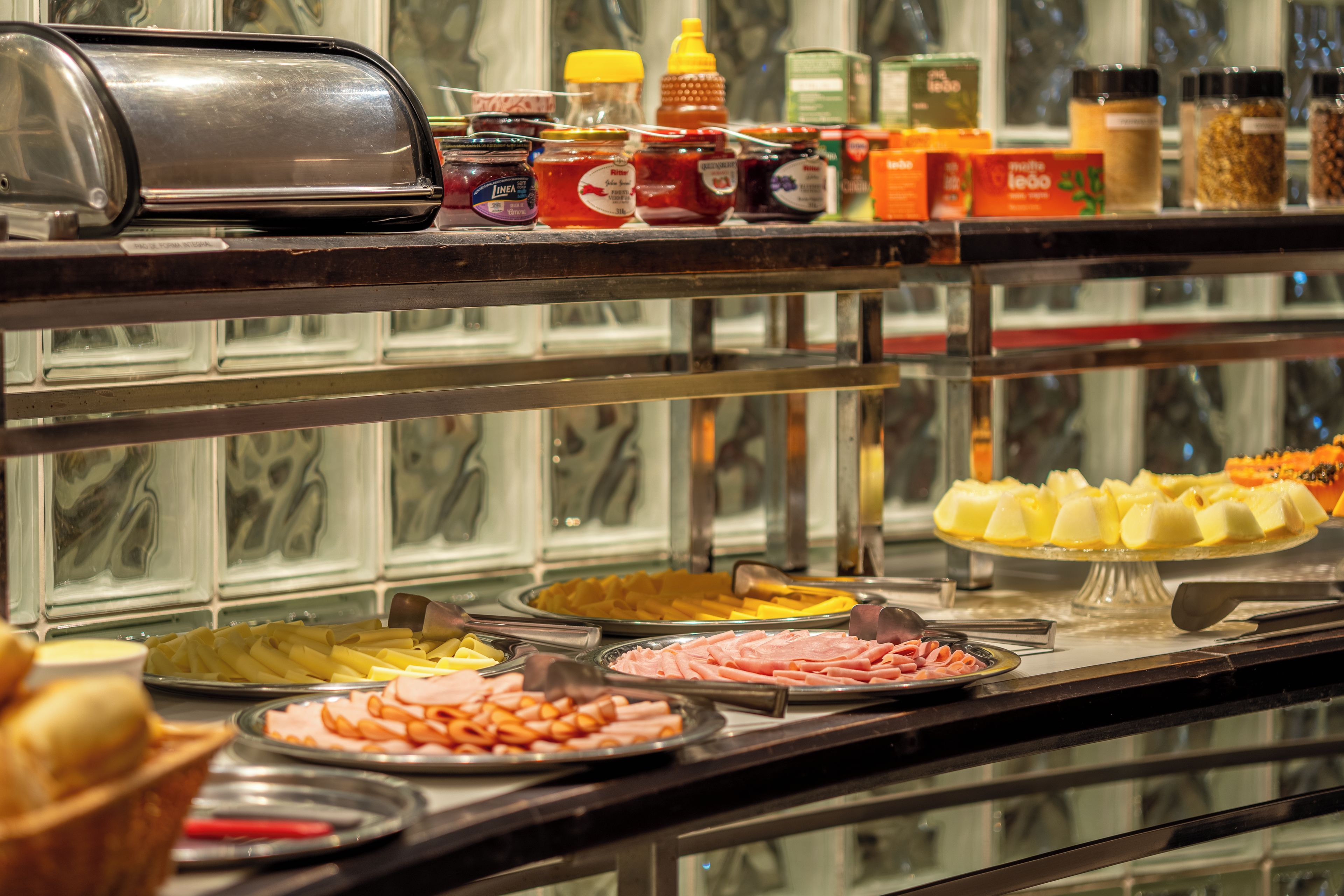 Un buffet con diversi cibi e condimenti.