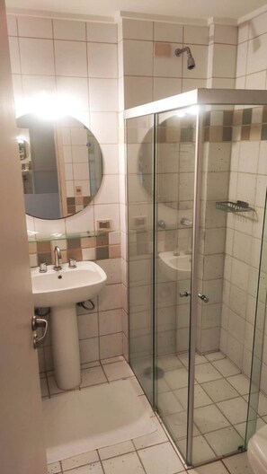 Shower, towels - Hotel Metrópolis (São José do Rio Preto)