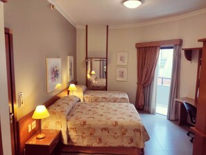 Kolmen hengen comfort-huone | Minibaari, työpöytä, pimennysverhot, ilmainen Wi-Fi