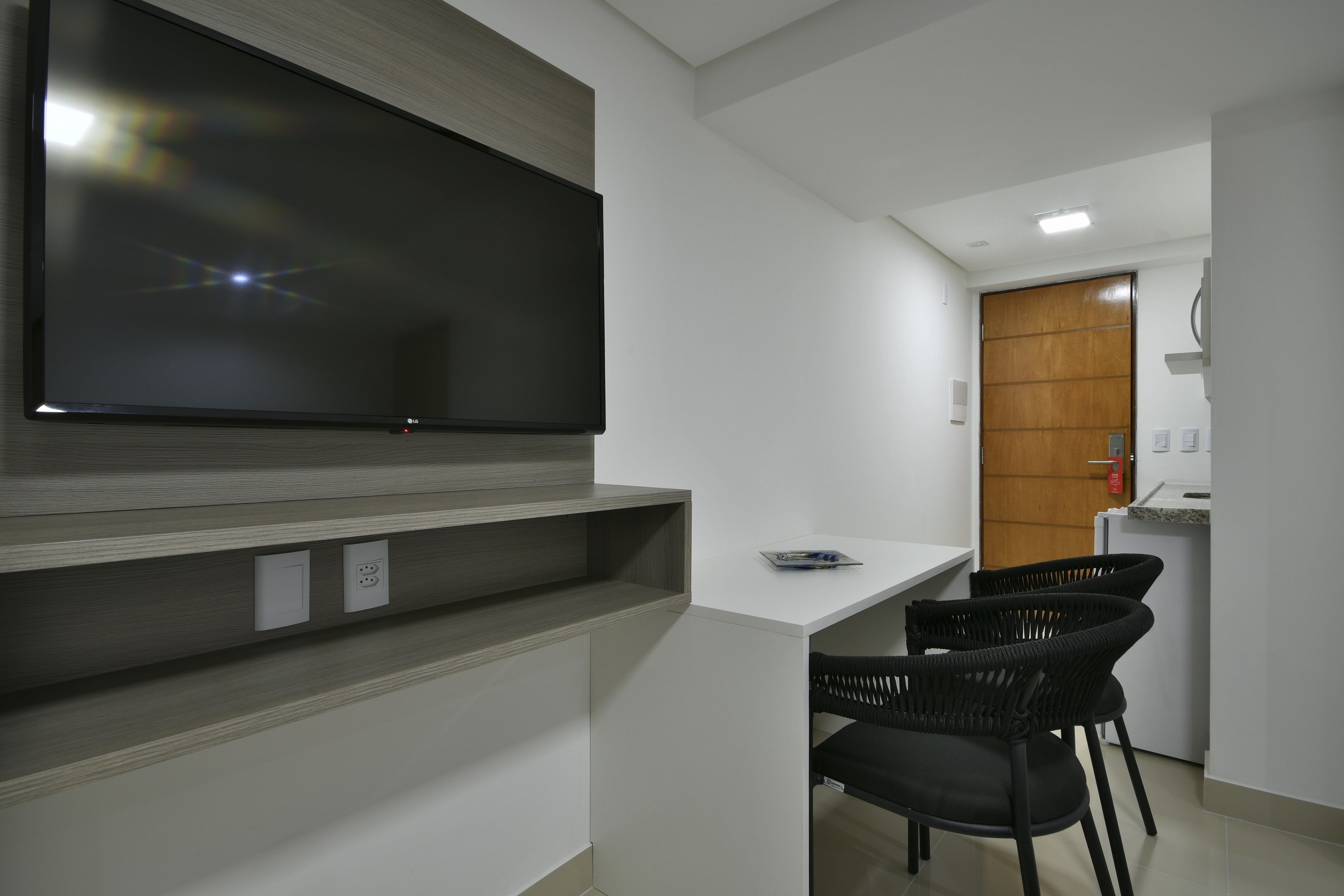 deluxe room, non smoking | minibar, in-room safe, individually decorated, individually furnished