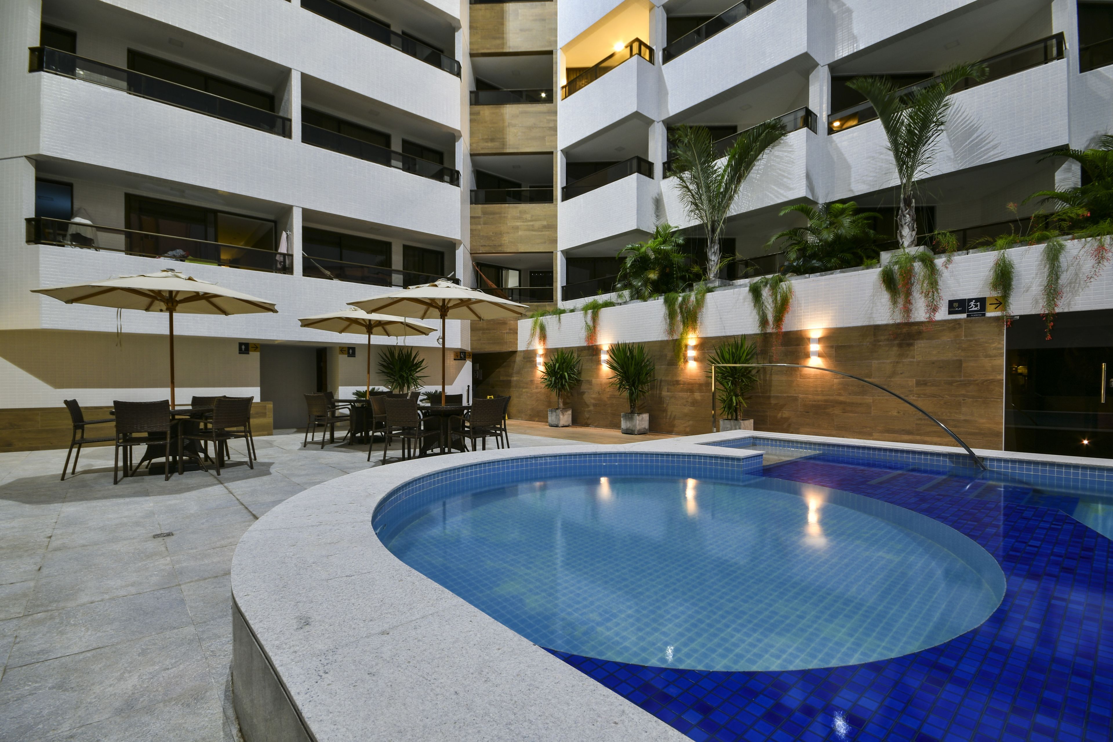 outdoor pool, open 8:00 am to 10:00 pm, pool loungers