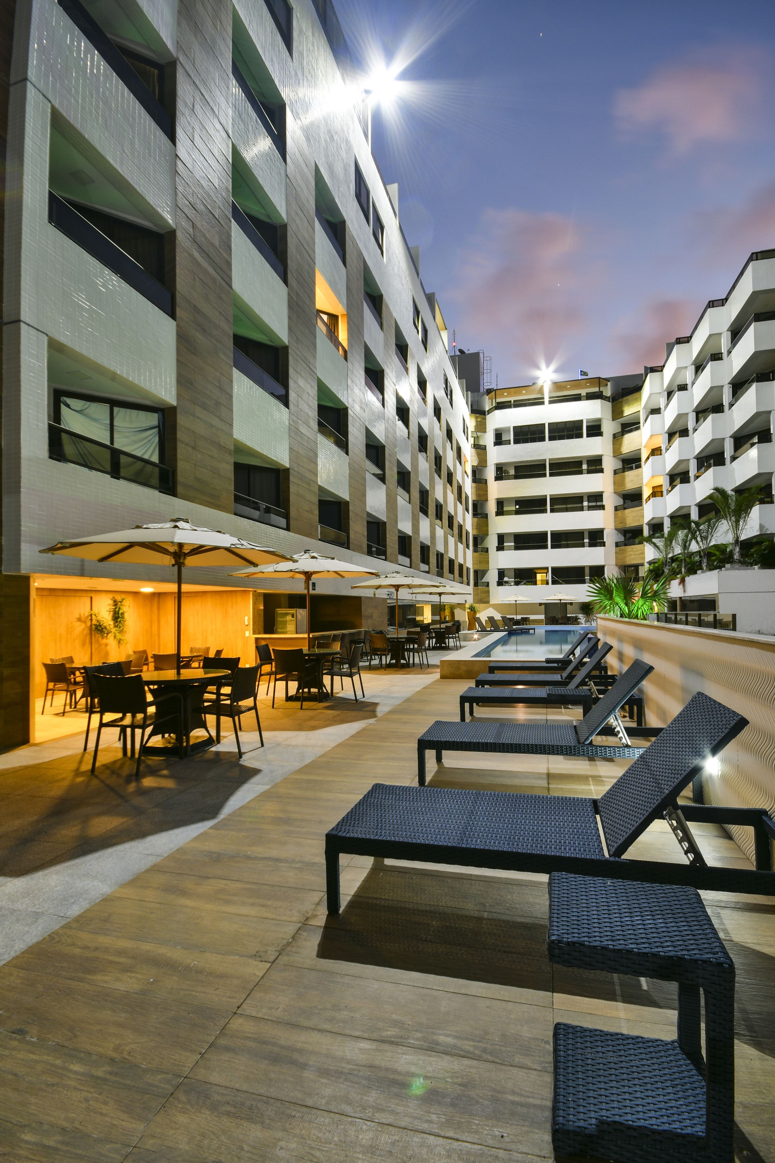 Una piscina al aire libre (de 08:00 a 22:00), tumbonas