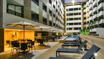 Piscina externa, funciona das 8h às 22h, espreguiçadeiras