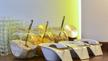 Una mesa de buffet con diferentes recipientes de comida y utensilios para servir.