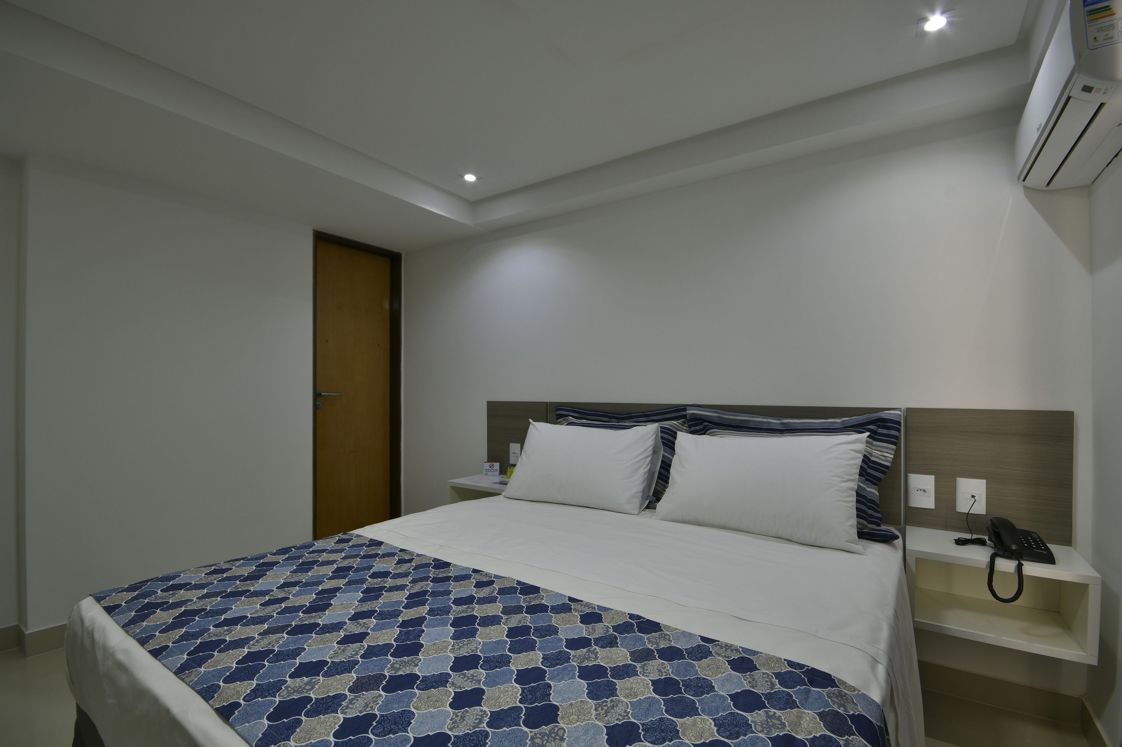 deluxe room, non smoking | minibar, in-room safe, individually decorated, individually furnished