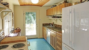 Unclassified image, 4 of 13, button - Craftsman Cottage (Douglas)