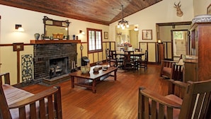 Unclassified image, 3 of 13, button - Craftsman Cottage (Douglas)