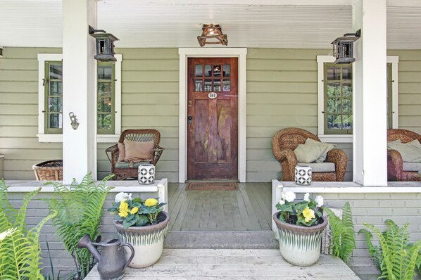 Property entrance - Craftsman Cottage (Douglas)